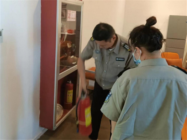 消防檢查—2022年7月24日，公司保安隊長、退役軍人江超，利用自己在武警部隊學(xué)到的消防專業(yè)知識，帶領(lǐng)同事對公司多點服務(wù)網(wǎng)點進(jìn)行義務(wù)消防巡查，消除火災(zāi)安全隱患，提出了多項有價值的整改建議，受到了服務(wù)單位的好評