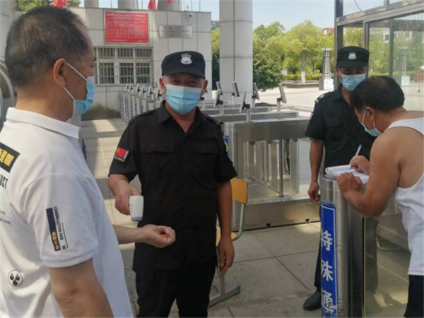 疫情防控—2022年7月24日活動日當(dāng)天，公司總經(jīng)理親自到多個學(xué)校服務(wù)網(wǎng)點督促保安員認(rèn)真落實疫情防控措施。