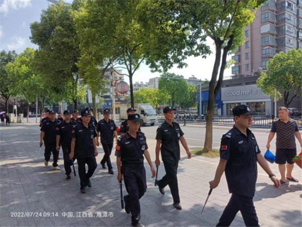 公共場所巡邏—為響應(yīng)公安機(jī)關(guān)號召，我公司積極參與公安機(jī)關(guān)夏季治安打擊整治“百日行動”，派出保安巡邏隊，冒著酷暑，深入社區(qū)走向街面、集市巡邏，為創(chuàng)造安全穩(wěn)定的社會環(huán)境履職盡責(zé)。
